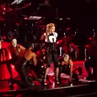 Madonna rend un vibrant hommage lors du Rebel Heart Tour à Paris